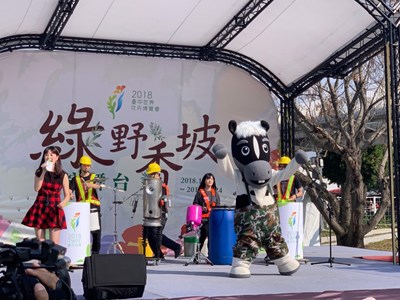 歐米馬與破銅爛鐵樂團一搭一唱