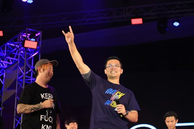 中市新聞局長比Rocker手勢宣布搖滾台中持續辦