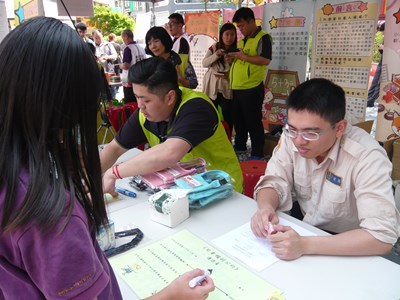 中市府春節前強化受虐兒少關懷聯繫訪視，台中市家庭暴力及性侵害防治中心宣導活動示意圖