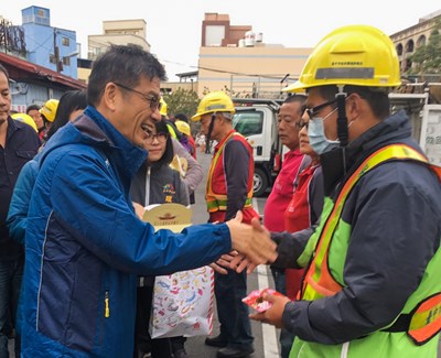 環保局長吳志超於春節連假前至清潔隊，感謝清潔隊員付出與辛勞。