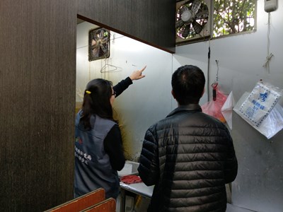 食安處人員提醒餐飲業者注重衛生管理