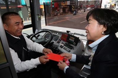 中市公車春節服務不打烊 楊副市長發賀年紅包慰勞司機辛勞