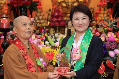 盧市長敬賀常圓法師就任大台中佛教會新任理事長