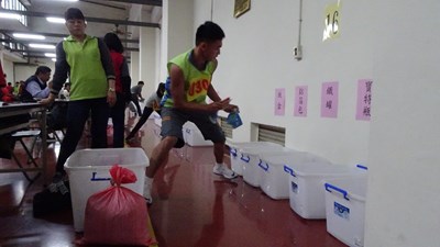 第一階段體能測驗後，緊接著進行資源回收分類技能測驗