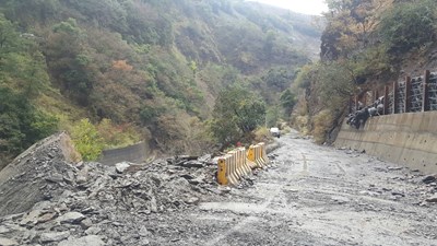 大雨落石和平區林道巷道路封閉 中市府4小時搶通