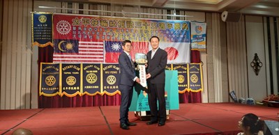 消防救護車及急救器材裝備捐贈典禮中，太平扶輪社長郭宜書代表捐贈，消防局專門委員施文杰代表受贈。