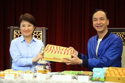 前新北市長朱立倫拜會中市府 盧市長贈送太陽餅祝福「旭日東昇、心想事成」更上層樓  並盼共同拼台中經濟