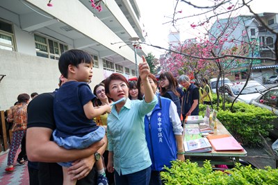 春櫻來了！中市北屯平昌櫻花祭登場 盧市長邀大家賞花聽音樂