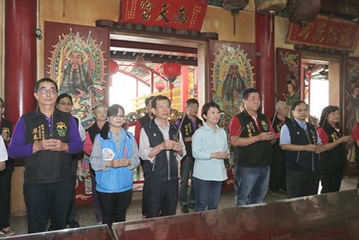 盧市長霧峰參拜宮廟 向鄉親承諾做好市政帶動地方發展
