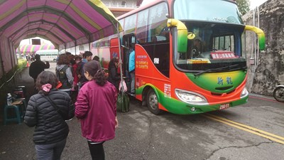 中市府掃墓專車 免塞車民眾好評