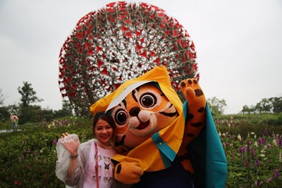 花博吉祥物「來虎」於后里森林園區大型裝置藝術《聆聽花開的聲音》前拍照