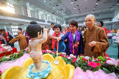 佛誕節及浴佛祈福大典 盧市長虔誠禮佛