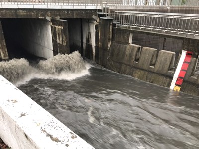 由於區排水位湍急，烏日區中興抽水站三、四號抽水機開始運轉抽水提早因應。