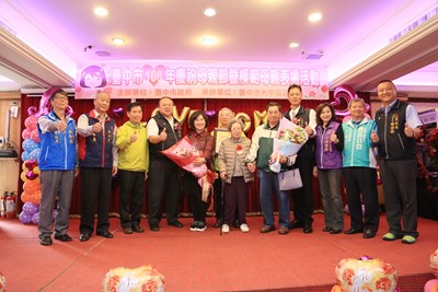 台中市大甲區公所模範母親表揚活動，現年94歲的黃楊月琴阿嬤在家人陪同下受獎。