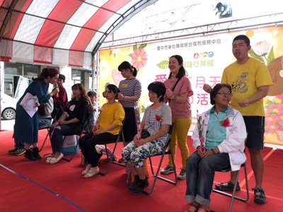 身障者透過搥背表達對母親的愛