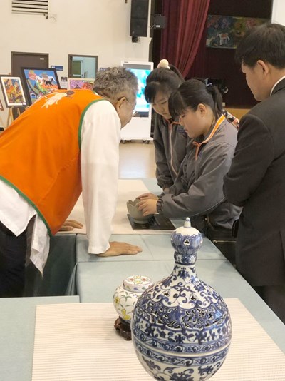 故宮複製文物到台中 身障童體驗觸摸國寶