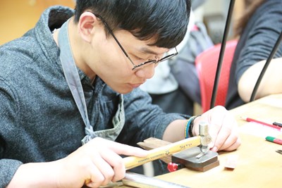 青年嘗試製作精細金工藝品