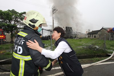 后里區廢棄輪胎倉庫大火 盧市長：業者無法維護公安 不能再允許繼續經營