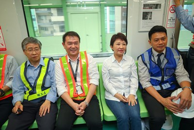盧市長搭乘捷運綠線視察