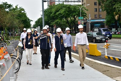 建設局長前往忠明園道視察工程進度