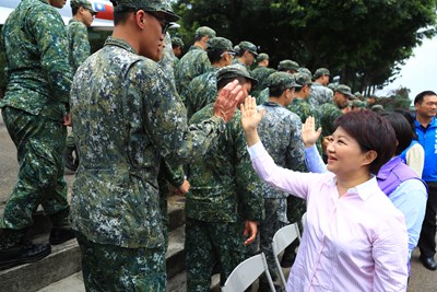 盧市長慰勞成功嶺役男