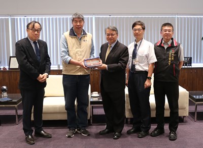 泰國中華會館委託孫文學校總校長張亞中贈送《中華文史哲叢書》一百套予台中市政府