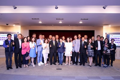 行政院政務顧問楊信率海外僑務委員、世界台灣商會聯合總會總會長劉雙全等拜會合影