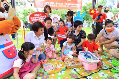 中市府辦關懷兒童草地野餐 盧市長帶動唱、玩團康與孩子同樂