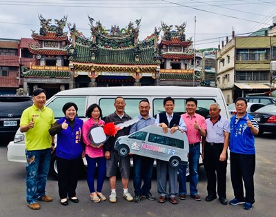 市民林煙朝捐贈小型復康巴士 中市身障照護能量再升級