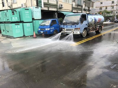 灑水車可抑制揚塵汙染發生