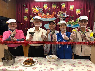 仁愛之家慶端午  長輩開心包粽子