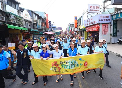 台中「陸上行舟」慶端午 盧市長率千人穿木屐躦鯪鯉