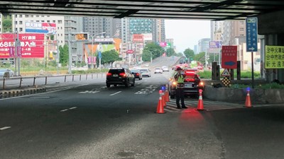 警察局透過交通管制維持車流暢通