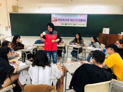 全球職涯發展師為學生進行團體牌卡遊戲