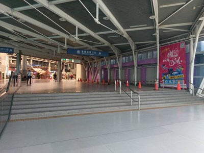 台中市政府交通局與全台捷運單位合作，在確保安全且不影響行車視線前提下，於捷運合適地點懸掛宣傳海報，宣傳台中購物節