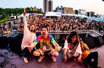 日本No Gimmick Classics樂團108年4月28日應邀於洲際棒球場外停車場演出，臺下聽眾反應熱烈。(圖片：浮現音樂提供）