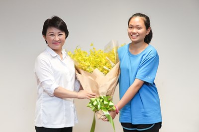 大坑國小學生親送文心蘭給市長