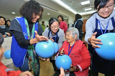 中市府主動寄通知給符合老人健保補助資格長輩 明列重要資訊並貼心放大字體