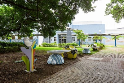 青春自由式-轉角的風景，使用球類的形象，結合磨石子椅面，坐落在植栽樹蔭下，提供民眾可親近且實用的休憩功能。