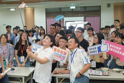 台中市政府舉辦「青年有夢 找回藍空」108年度大專以上學生參與公共事務研習營，邀請大專青年共同關心台中市空氣品質改善議題，盧市長開心與青年們自拍留念。