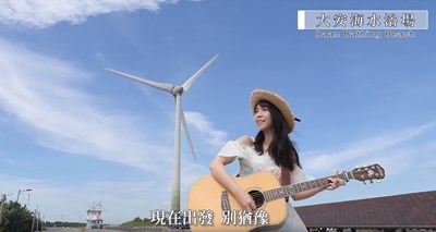 台中正妹歌手林舒嬅穿梭各景點，戴著草帽彈吉他，唱出各區特色與美食