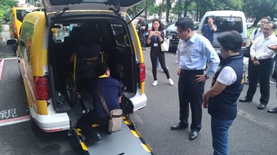 林部長與副市長楊瓊瓔視察通用計程車上下車操作示範