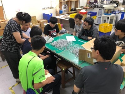 身障求職者體驗包裝作業