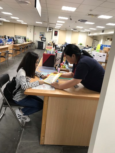 就服員小謝向小媛介紹青年金安薪方案