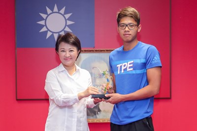 台中子弟王星皓勇奪世大運台灣首面游泳獎牌 盧市長肯定鼓勵持續發光發熱