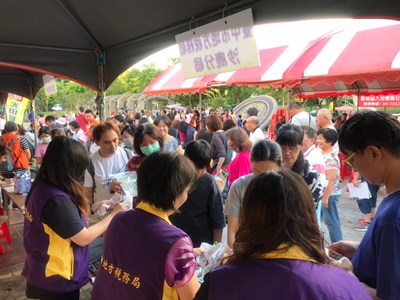 中市地稅局租稅宣導 捐發票換好禮