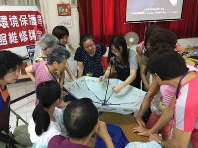 雨傘維修課程吸引許多民眾踴躍參加