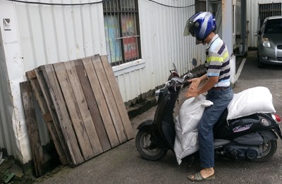 民眾領取沙包情形