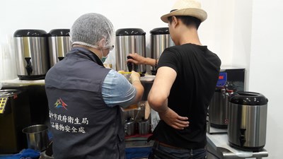 本市食品藥物安全處加強飲冰品衛生之查核與輔導
