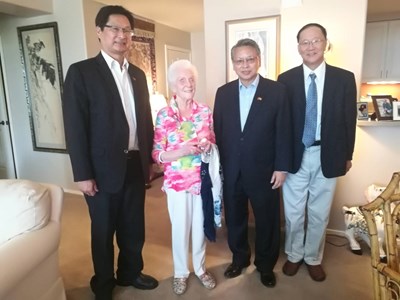 令狐副市長致贈台中藍染予林德少將夫人